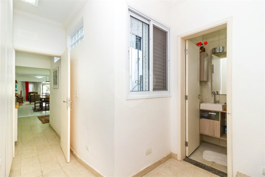 Casa Sobrado à venda com 342 m², 3 dormitórios, sendo 2 suítes, 4 vagas na Vila Mariana - São Paulo.