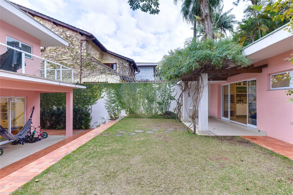 Casa à venda com 4 quartos, sendo 2 suítes,  em Alto da Boa Vista, São Paulo, SP