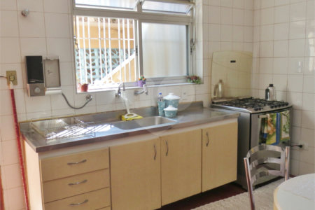 Casa térrea à venda na Saúde c/ 170m2 de construção - 3 Quartos/1 Suíte/4 Vagas na garagem