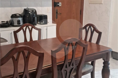 Apartamento a venda na Aclimação com 4 dormitórios e 2 vagas.