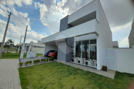 Belíssima Casa à Venda no Condomínio Damha IV