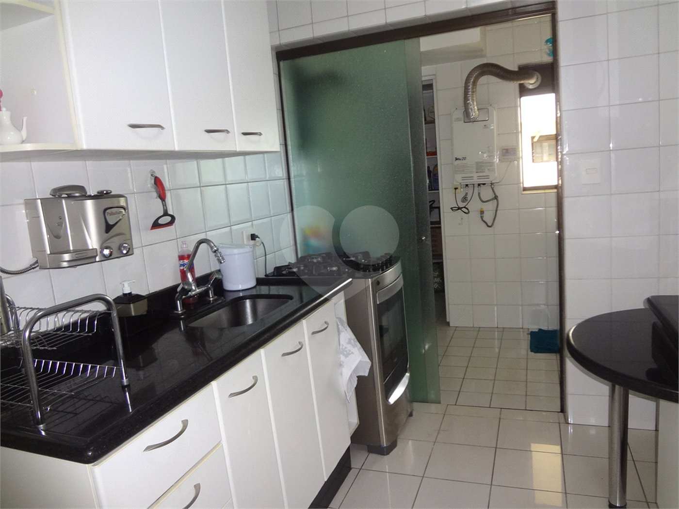 COBERTURA COM PISCINA E CHURRASQUEIRA NA CASA VERDE.