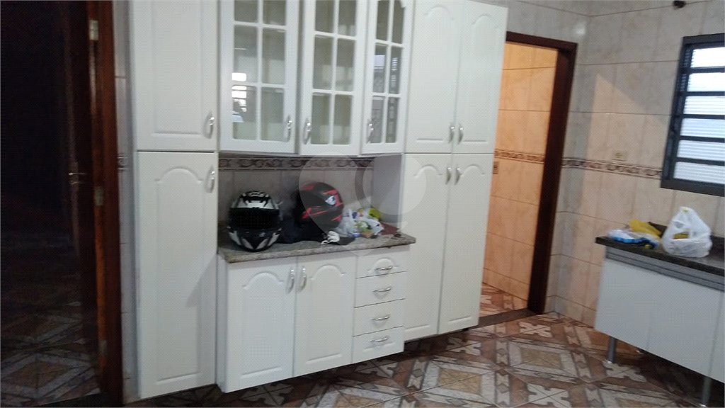 Casa Térrea com 3 dormitórios, sendo 1 suíte.