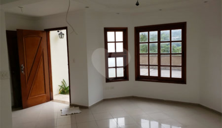 Casa à venda com 3 quartos, sendo 1 suíte, no condomínio Morada dos Pássaros, São Paulo - SP