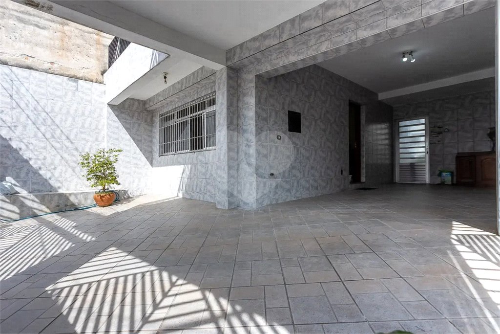 Sobrado no Jabaquara com 280m², 3 dormitórios, quintal amplo, varanda e 3 vagas de garagem.