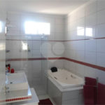 Casa Térrea com dormitórios, sendo 2 suítes.