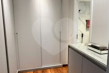Apartamento de 176 m2 com 4 dormitórios sendo 3 suítes com 3 vagsa Condomínio Dolce Vita Avenida Lacerda Franco ,Cambuci -São Paulo