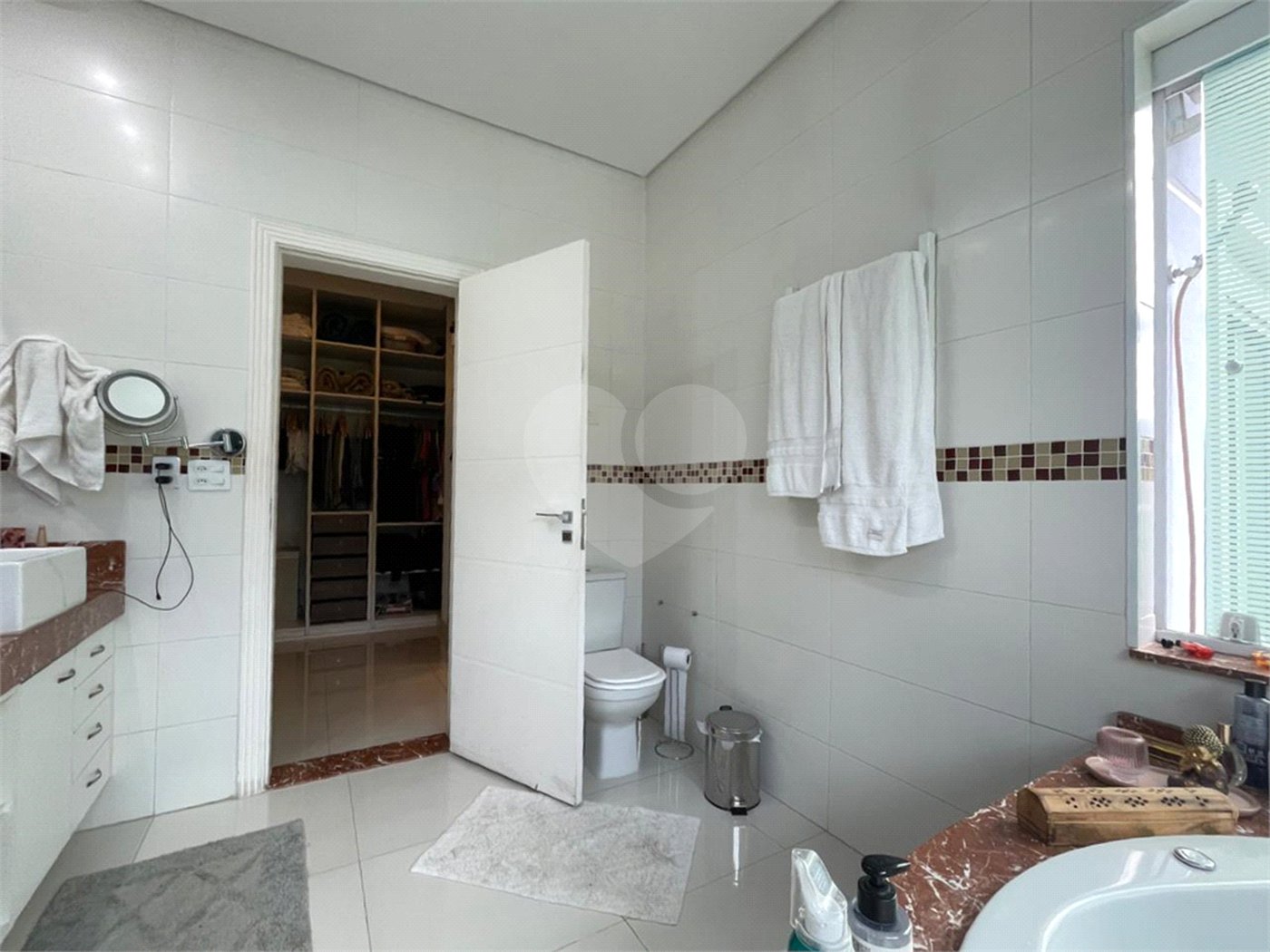 Casa com 4 quartos em condomínio fechado com piscina