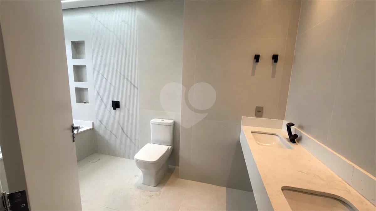 Sobrado de alto padrão no Swiss Park, totalmente reformado, com 4 suítes, piscina, elevador, espaço gourmet, 4 vagas e condomínio com lazer completo.