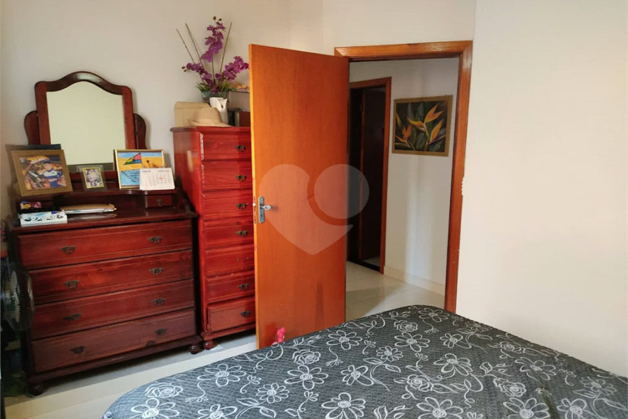 Apartamento térreo , três quartos sendo uma suíte.