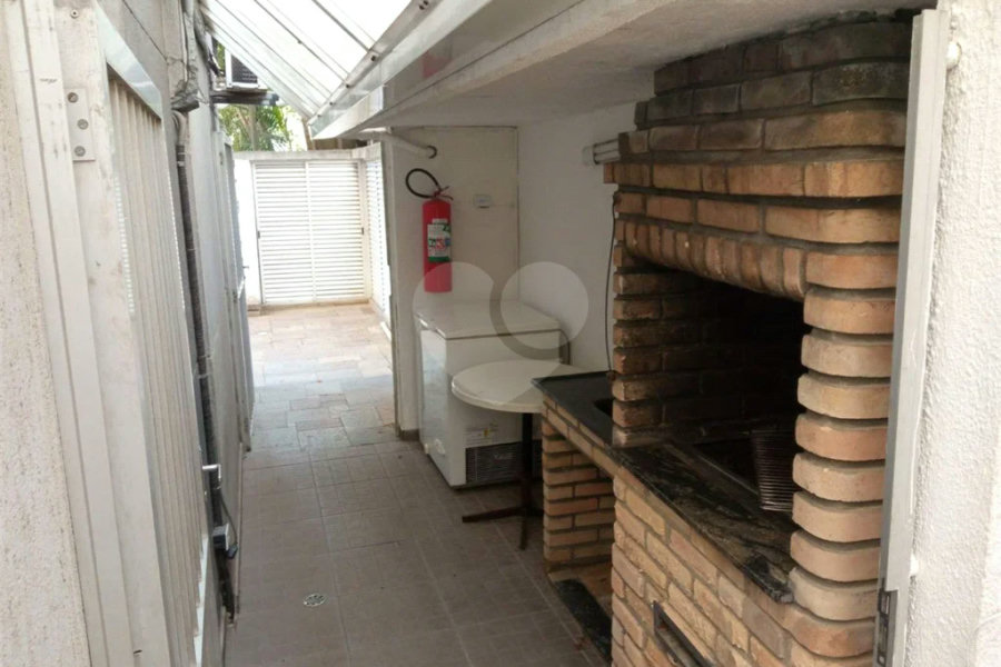 Lindo apartamento, muito bem conservado, com bom espaço interno.