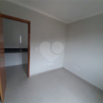 Apartamento VENDER com 44m2, com 2 quartos, banheiro, sala integrada à cozinha e 1 vaga de garagem