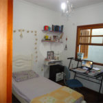 Sobrado com 4 quartos sendo 2 suítes.