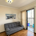 Apartamento á venda no centro com dois dormitórios e sacada.