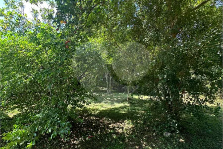 Excelente oportunidade no condomínio Vale das Laranjeiras, em Indaiatuba/SP. - R$ 1.850.000,00 - Terreno de 3.000 m²), com frente de 50 metros, proporcionando diversas possibilidades de projeto. O lote possui ótima localização dentro do condomínio, rodeado de natureza e com fácil acesso