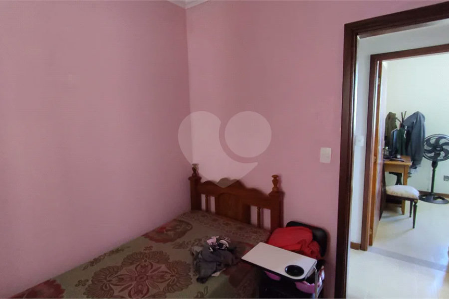 Vende-se apartamento de dois dormitórios no Edifício Marseille, no Centro de Piracicaba;