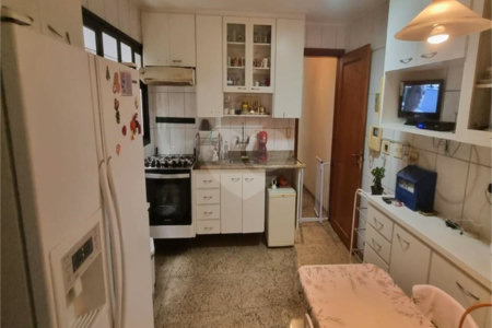 Sobrado à Venda na Aclimação - 150 m² - 2 Salas, 3 Dorms, 2 Vagas.