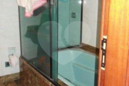 Casa térrea com salas comerciais em anexo à venda na região da Moóca
