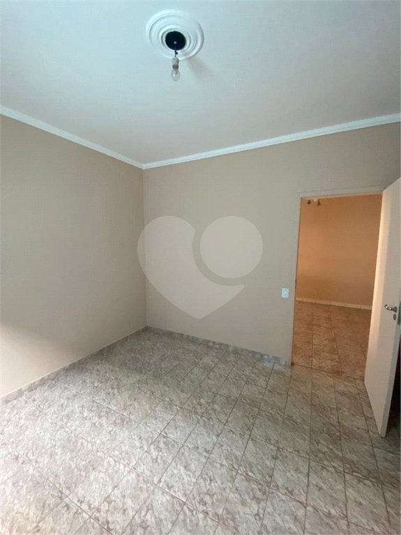 Casa Térrea com 3 dormitórios, sendo 2 suítes.