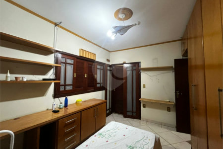 Casa à Venda na Rua Principal do Parque Fehr com Aquecedor Solar