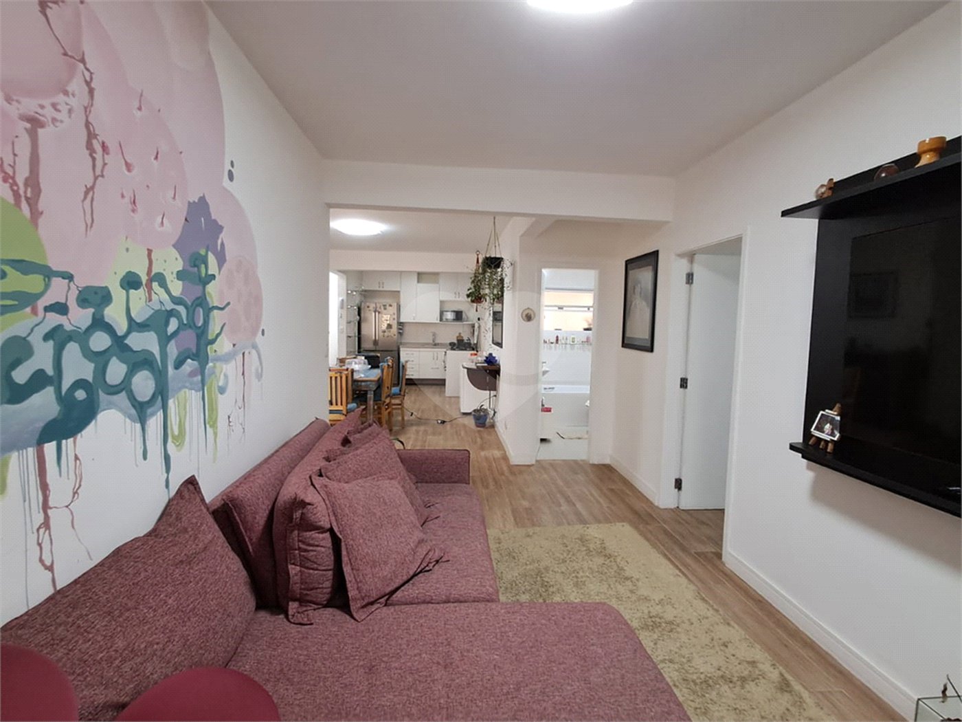 Amplo apartamento à venda totalmente reformado, sala ampliada, quarto, escritório, cozinha integrada e banheiro com box e banheira.