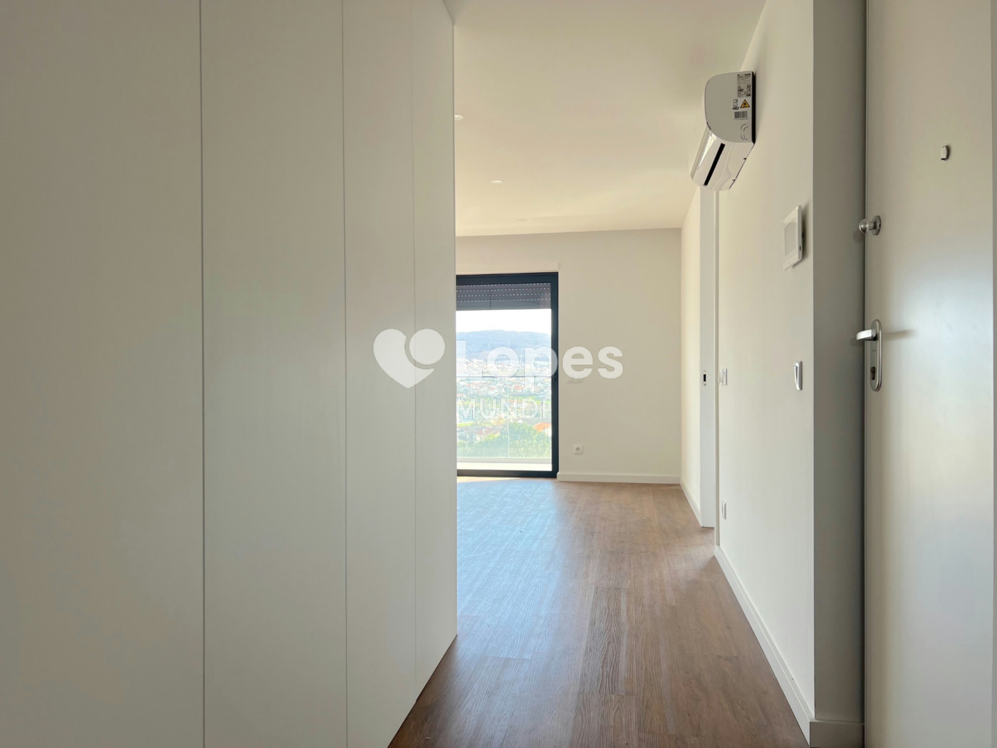 Apartamento T2 à venda em Águas Santas, Maia, Portugal – Varanda e garagem