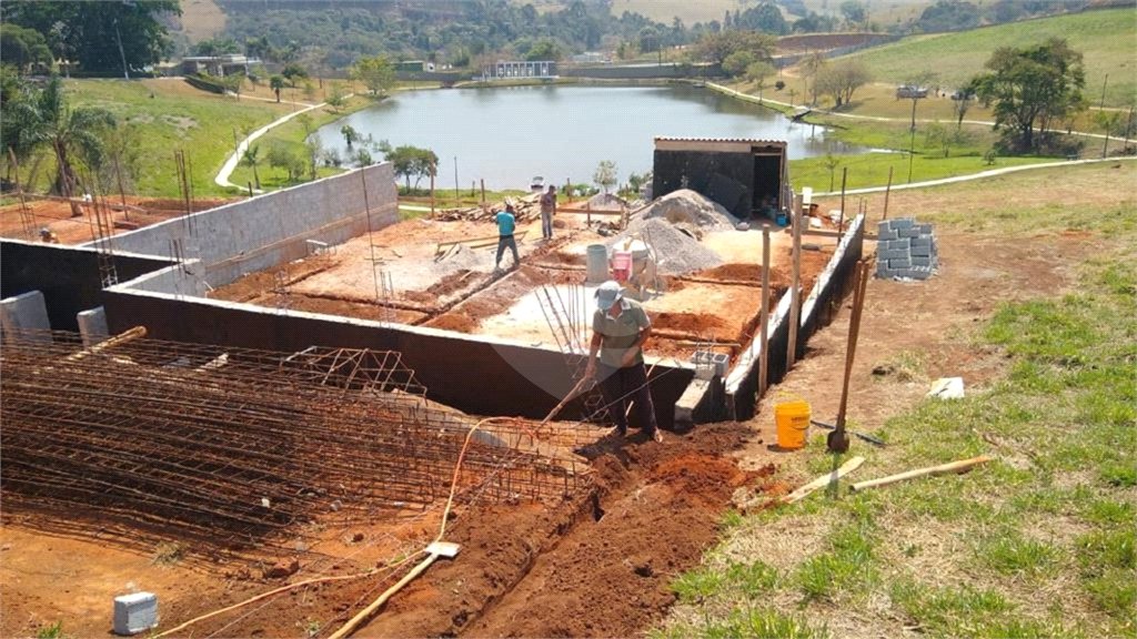 Casa à venda com 3 suítes no condomínio Loteamento Terras da Fazenda Santana I, Atibaia - SP