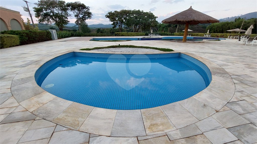Casa à venda ou para alugar com 4 suítes no condomínio Figueira Garden, Atibaia - SP