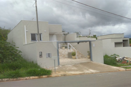 Casa Térrea à venda com 3 quartos, sendo 1 suíte,  em Jardim Estância Brasil, Atibaia, SP