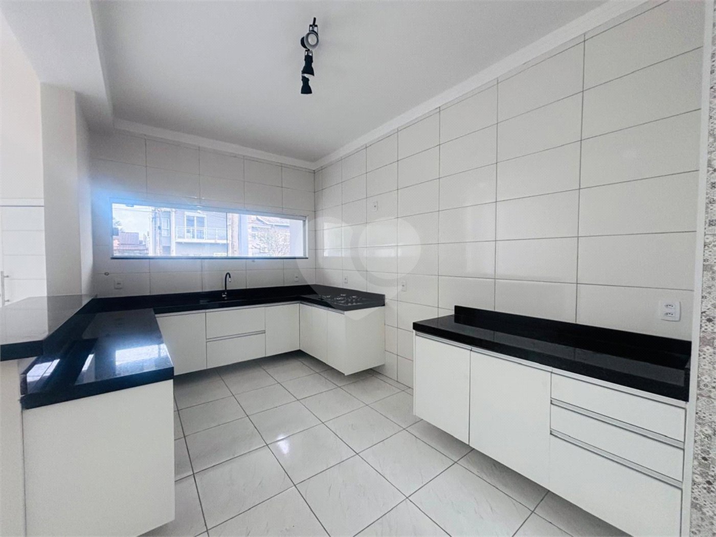 Casa à venda com 2 suítes no condomínio Horto Florestal III, Sorocaba - SP