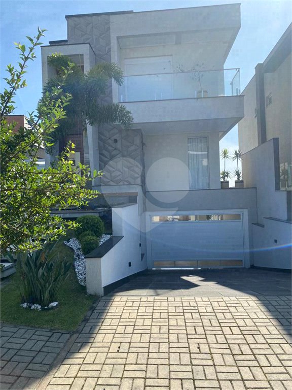Casa à venda com 4 quartos, sendo 3 suítes, no condomínio Brisa 1, Mogi das Cruzes - SP