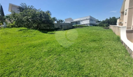 Terreno à venda com 1 suíte no condomínio Portal do Lago, Valinhos - SP