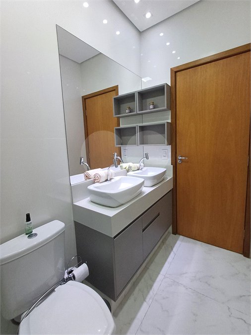 Casa à venda com 3 quartos, sendo 1 suíte, no condomínio Mantova, Indaiatuba - SP