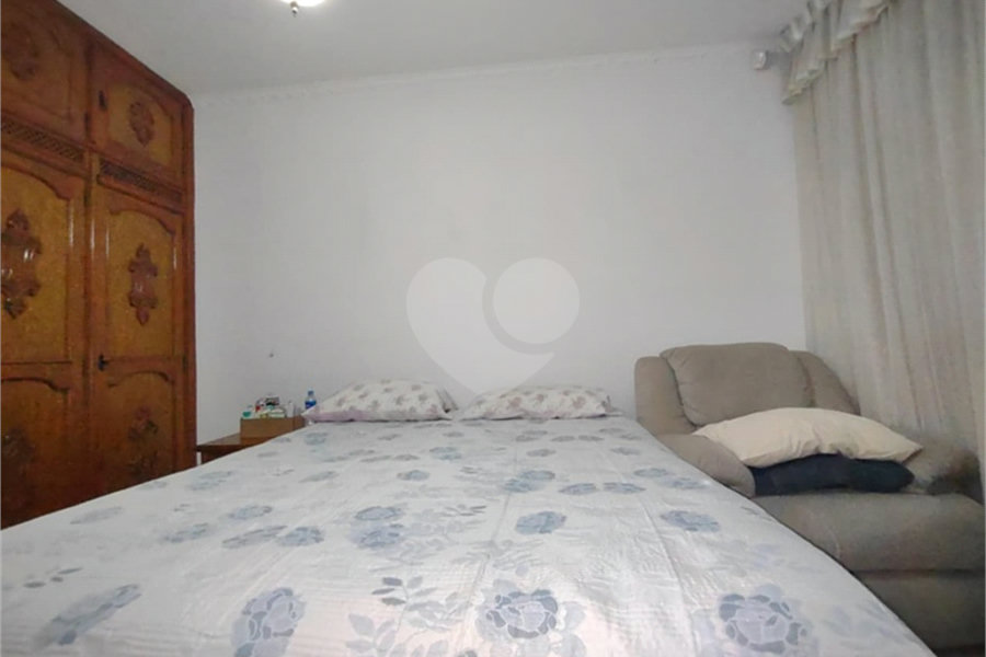 Casa à venda com 3 quartos, sendo 1 suíte, no condomínio Vila Paiva, São Paulo - SP