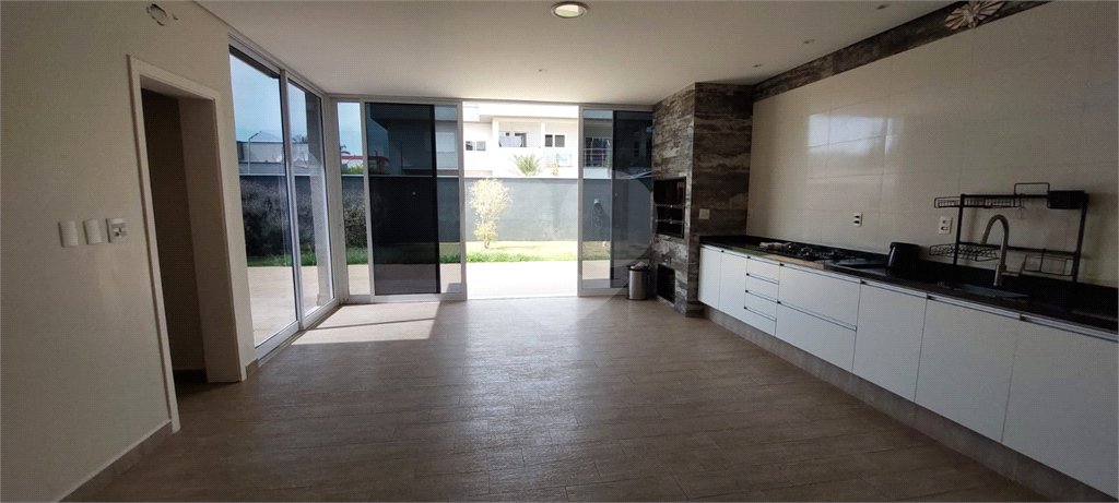 Casa à venda com 3 suítes no condomínio Figueira Garden, Atibaia - SP