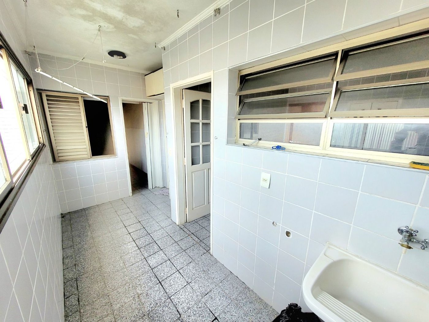 Apartamento com 2 dormitórios, 1 suíte, dependência de empregada à venda, 107 m² por R$ 640.000 - Marapé - Santos/SP