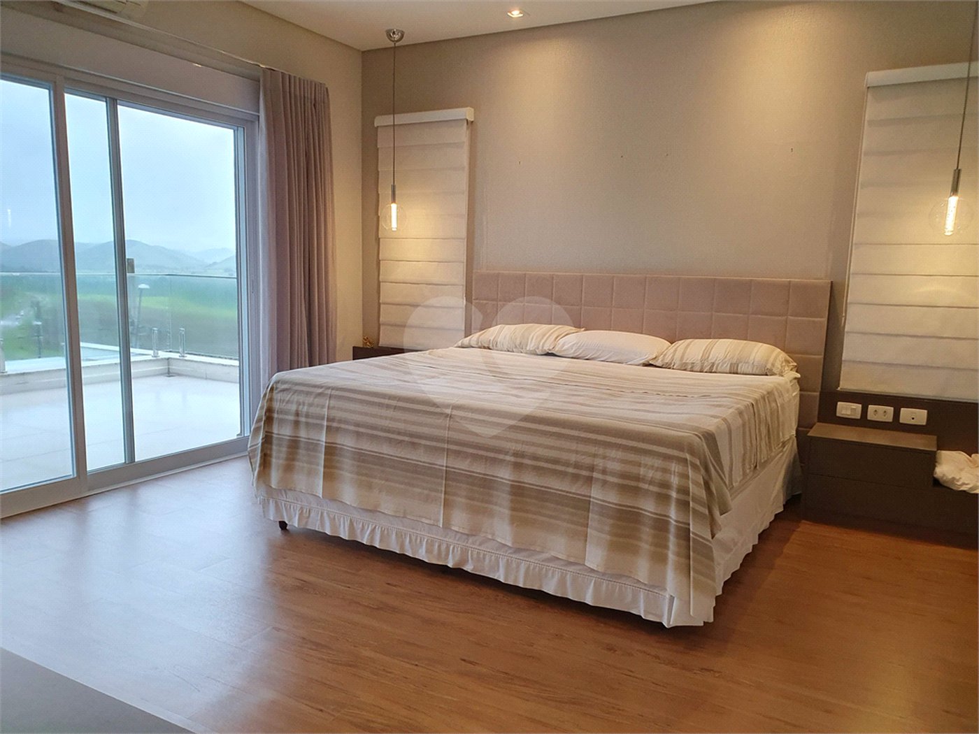 CASA A VENDA NO URBANOVA, CONDOMINIO JAGUARY, 4 DORMITORIOS, 4 SUITES, 5 VAGAS, PISCINA, SJC