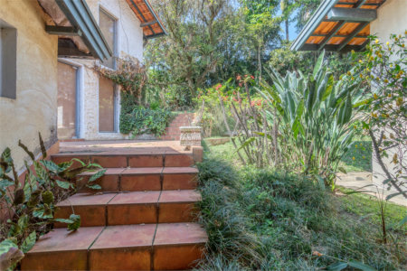 Casa à venda com 6 quartos, sendo 2 suítes, no condomínio Chácara Flora, São Paulo - SP