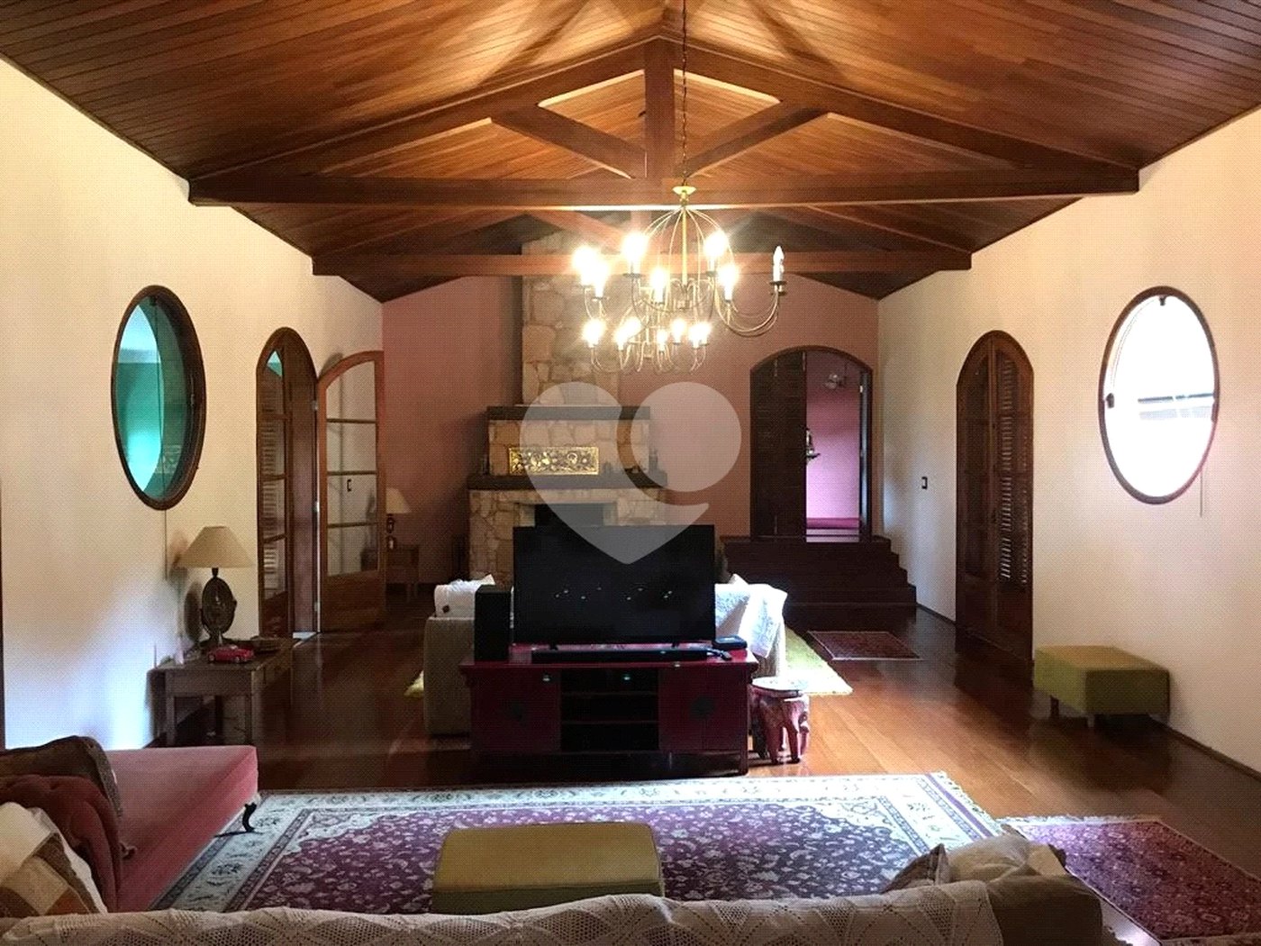 Casa à venda com 5 quartos, sendo 3 suítes, no condomínio Alpes da Cantareira, Mairiporã - SP