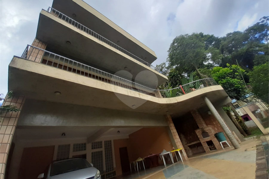 Casa à venda com 4 quartos, sendo 2 suítes, no condomínio Champs Elysees Village, Mairiporã - SP
