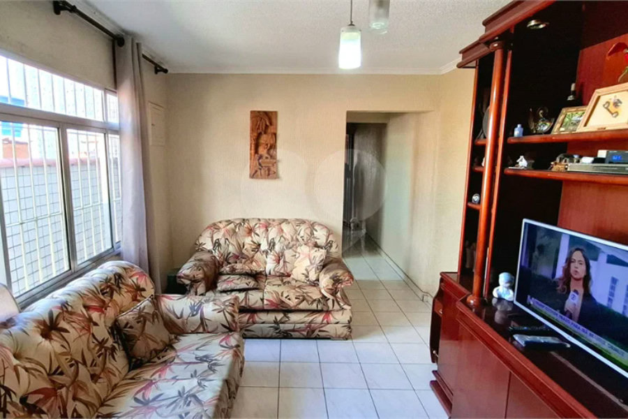 Excelente Sobrado eom ótima localização. Venha fazer uma visita.