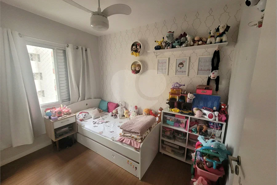 Apartamento de 03 dormitórios totalmente reformado com 02 vagas de Garagem escrituradas e livres.