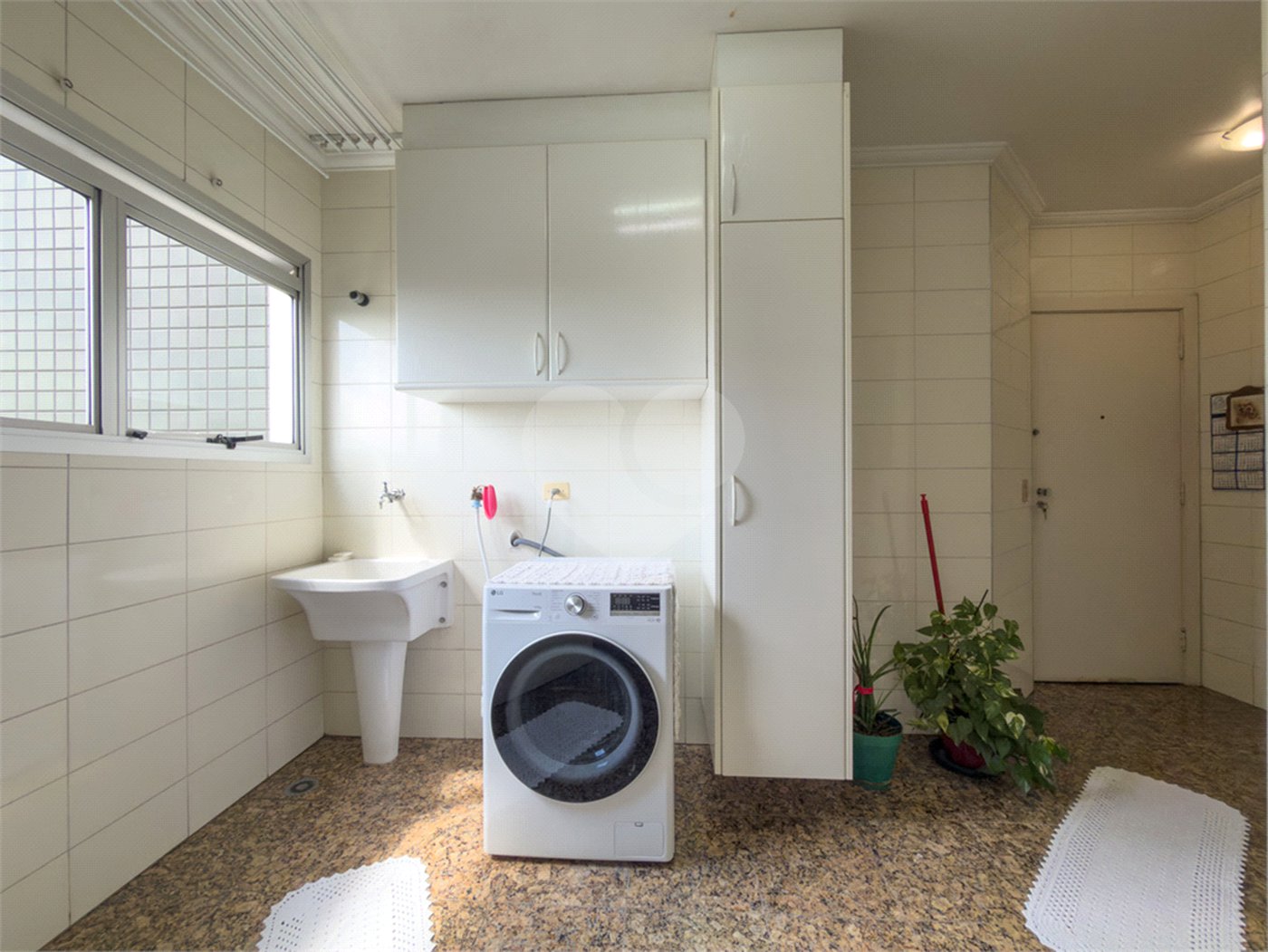 Apartamento com 190 metros 3 suítes 4 vagas de garagem