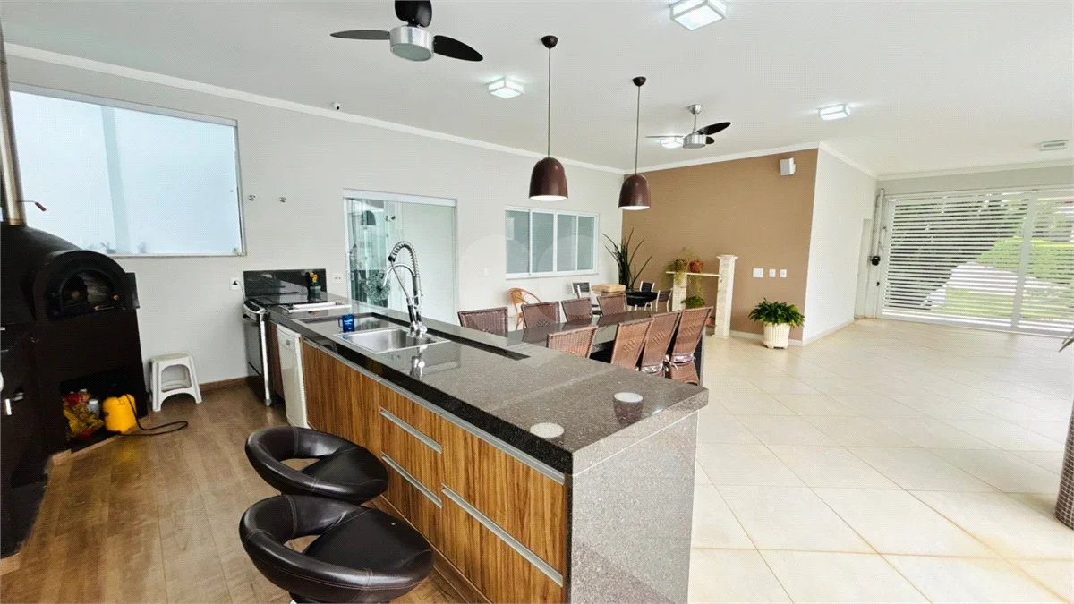 Casa à venda com 4 suítes no condomínio Dos Lagos, Itupeva - SP