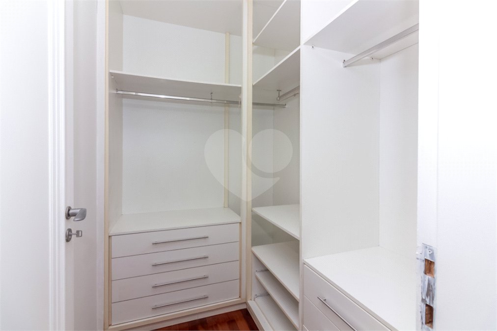 Casa à venda com 4 quartos, sendo 2 suítes, no condomínio Stephanie, São Paulo - SP