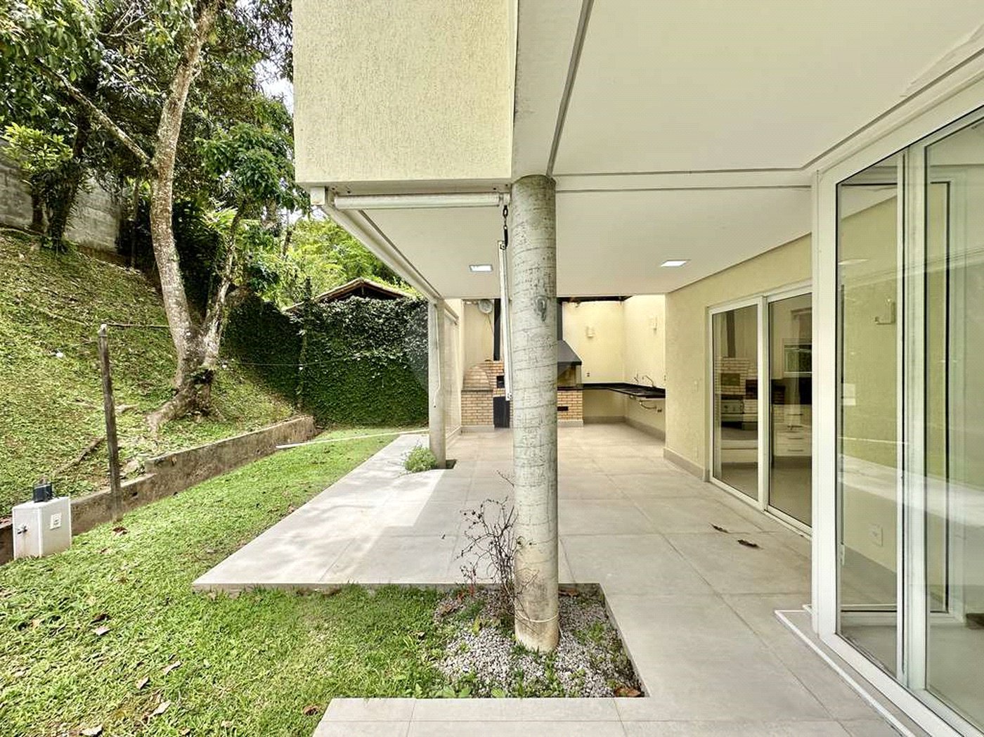 Casa à venda com 4 suítes no condomínio Recanto Impla, Carapicuíba - SP