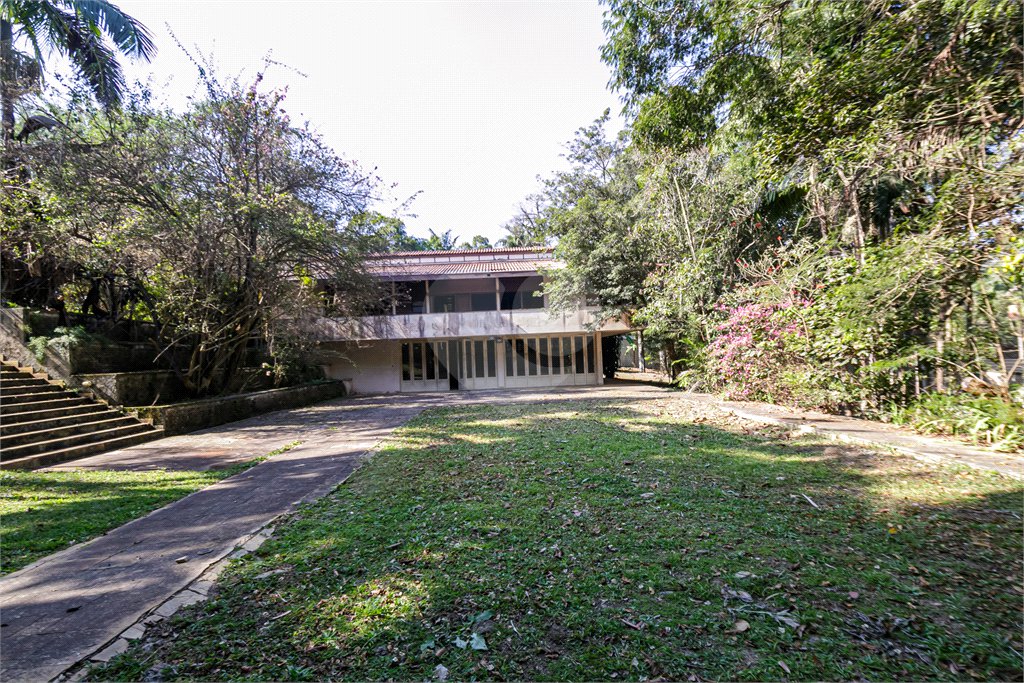 Casa à venda com 5 quartos, sendo 3 suítes, no condomínio Chácara Flora, São Paulo - SP