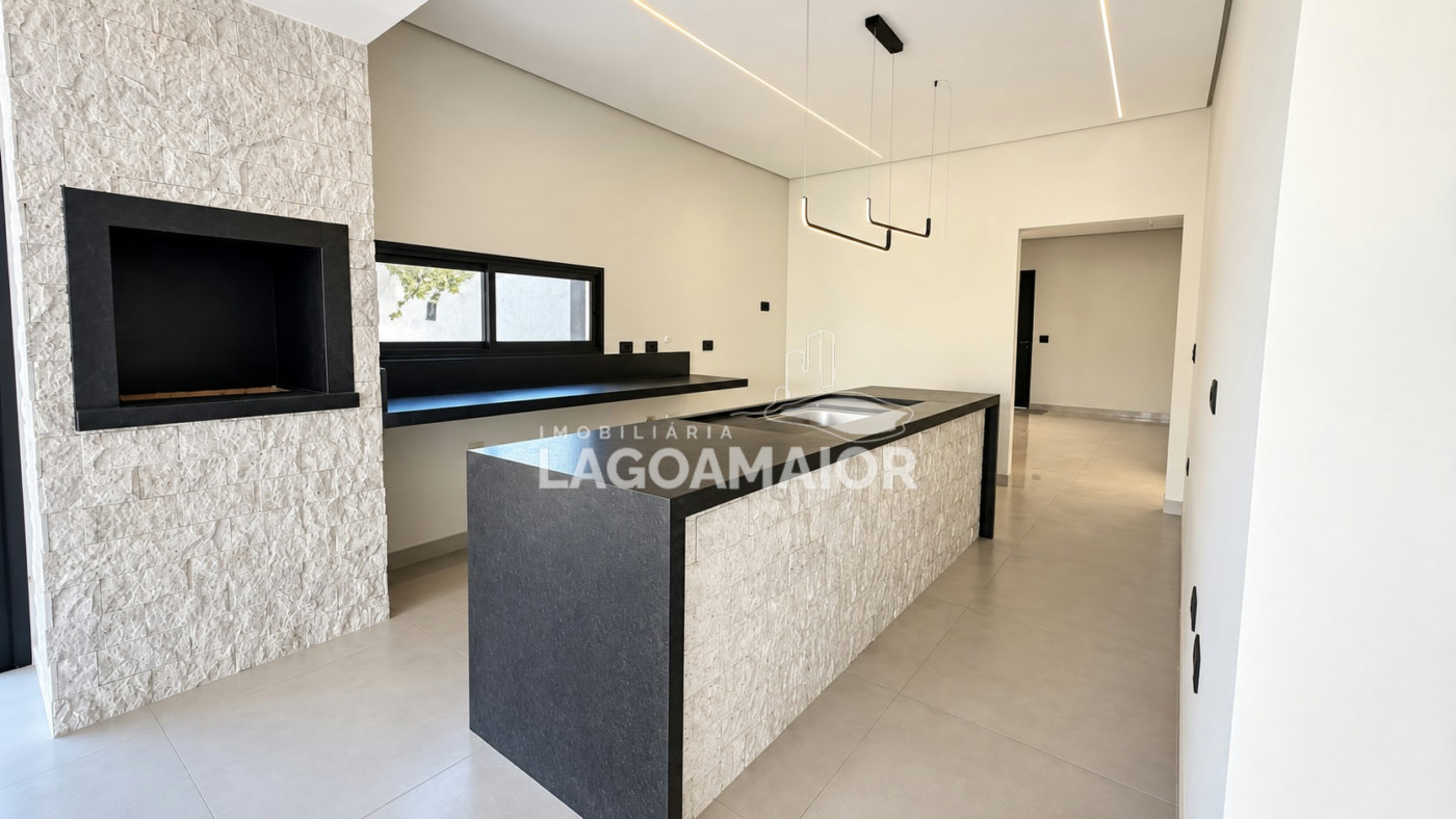 Casa à venda ou para alugar com 4 quartos, sendo 2 suítes, no Centro, Três Lagoas - MS
