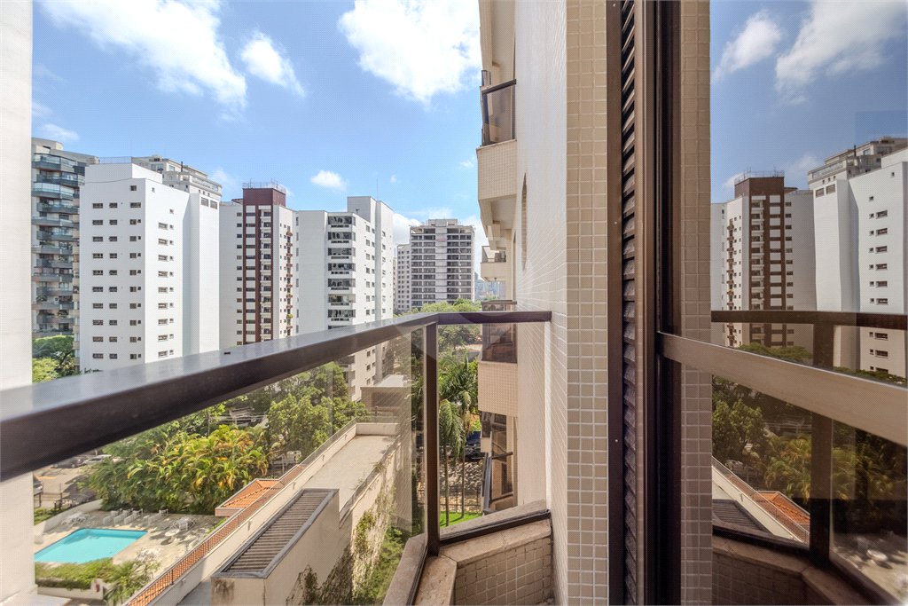 Apartamento à venda com 3 suítes em Moema, São Paulo, SP