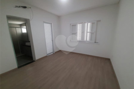 Sobrado à venda com 4 quartos, sendo 3 suítes, em Vila Paulicéia, São Paulo, SP